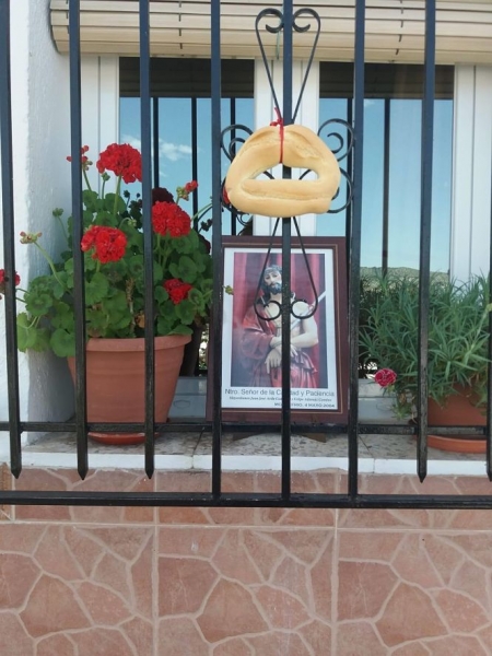 Rosca de pan colgada en una ventana (AYTO. MONTEFRÍO) 