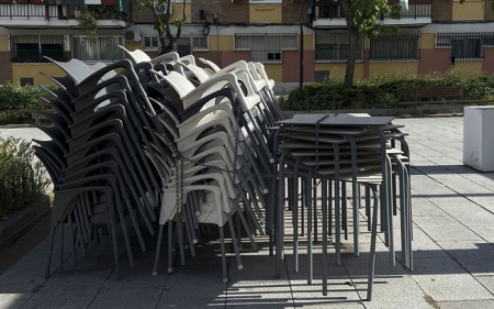 Sillas agolpadas en una terraza cerrada Sillas agolpadas en una terraza cerrada