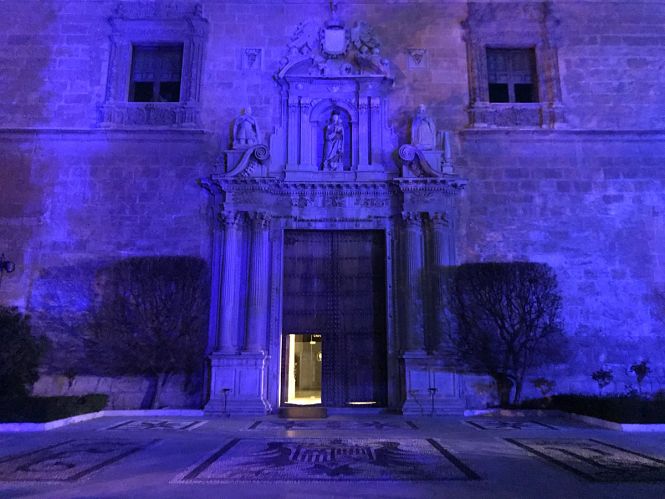 Hospital Real iluminado de azul (UGR) 