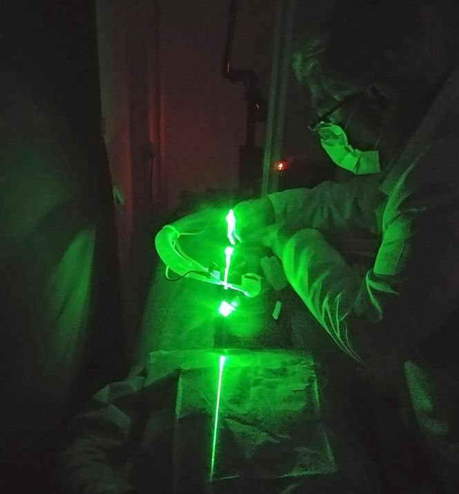 Los investigadores en el laboratorio, analizando una pantalla (UGR)