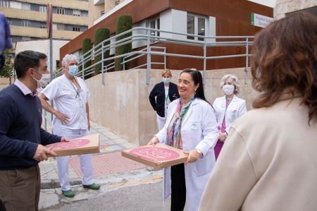 La gerente del Hospital Virgen de las Nieves recoge los churros (KING CHURRO) La gerente del Hospital Virgen de las Nieves recoge los churros (KING CHURRO)
