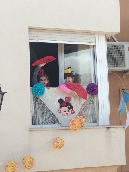 Celebración de San Isidro desde los balcones (AYTO. HUÉTOR TÁJAR) 