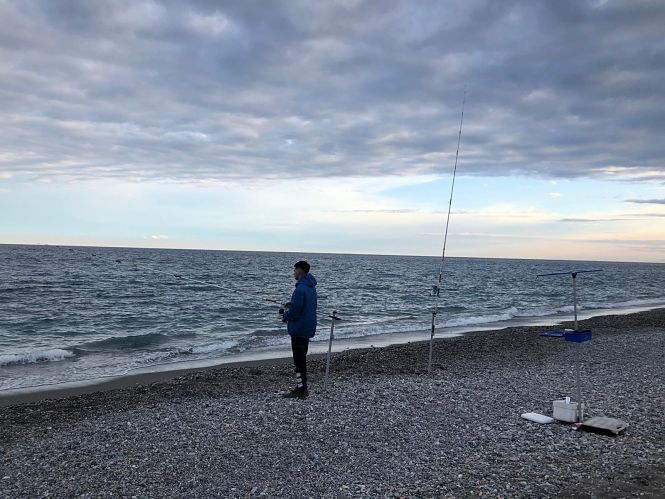 Práctica de la pesca en una playa de Motril (AYUNTAMIENTO) 