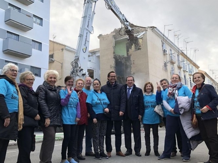 Imagen de la visita a las obras de demolición en Santa Adela (AYUNTAMIENTO - ARCHIVO) Imagen de la visita a las obras de demolición en Santa Adela (AYUNTAMIENTO - ARCHIVO)