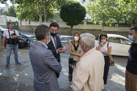 Luis Salvador durante la visita al barrio de los Doctores (JAVIER ALGARRA / AYUNTAMIENTO) Luis Salvador durante la visita al barrio de los Doctores (JAVIER ALGARRA / AYUNTAMIENTO)