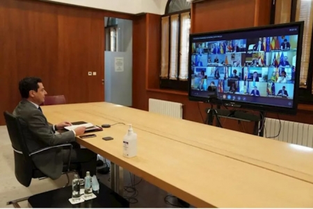 El presidente de Andalucía, Juan Manuel Moreno Bonilla, asiste a la videoconferencia con el presidente del Gobierno, Pedro Sánchez, y el resto de presidentes autonómicos (TWITTER / JUANMA_MORENO) El presidente de Andalucía, Juan Manuel Moreno Bonilla, asiste a la videoconferencia con el presidente del Gobierno, Pedro Sánchez, y el resto de presidentes autonómicos (TWITTER / JUANMA_MORENO)