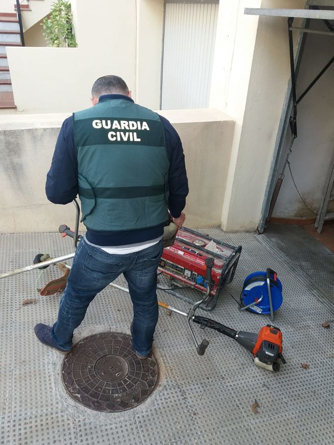 Un Guardia Civil junto a la maquinaria recuperada (GUARDIA CIVIL) 