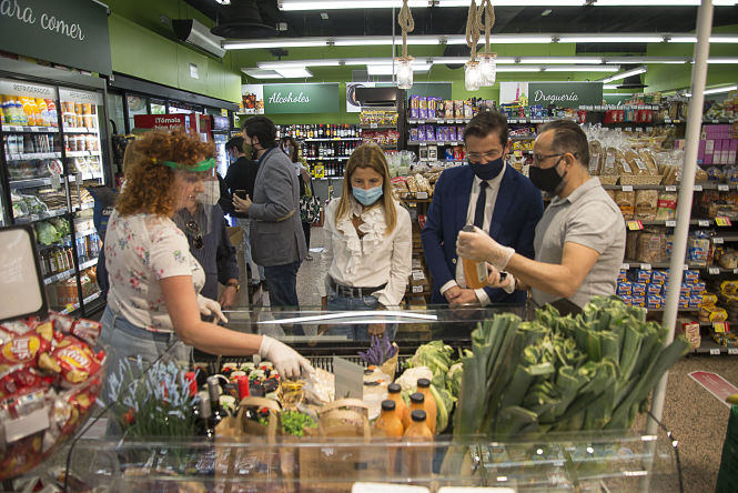 Visita de Luis Salvador a los comerciantes del Camino de Ronda (JAVIER ALGARRA /AYUNTAMIENTO) 
