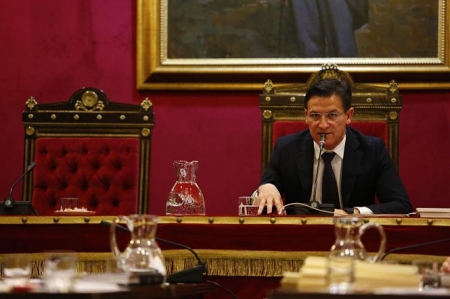 El alcalde de Granada, Luis Salvador , en una imagen de archivo en el Pleno del Ayuntamiento de Granada (ÁLEX CÁMARA - EUROPA PRESS) 