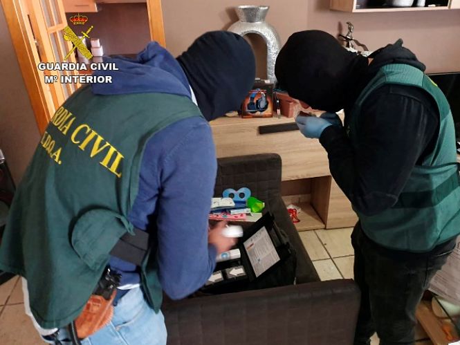 Guardia Civil con el material incautado (GUARDIA CIVIL) 