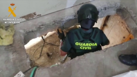 Un Guardia Civil baja a uno de los semisótanos (GUARDIA CIVIL) 