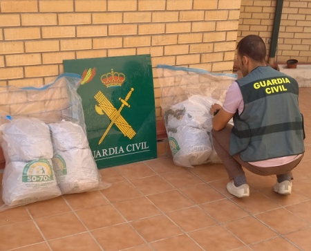Un Guardia CIvil con la marihuana incautada (GUARDIA CIVIL)