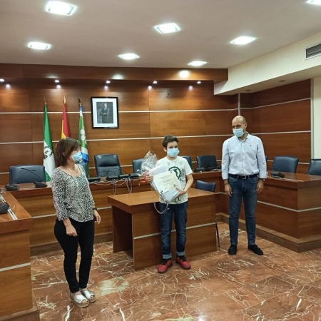 Imagen de la entrega de premio al ganador (AYTO. OTURA) 
