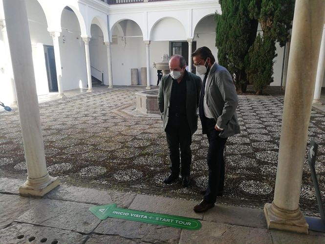El delegado de Cultura y Patrimonio Histórico de la Junta en Granada, Antonio Granados, visita el Museo Arqueológico de Granada con motivo de su reapertura (JUNTA DE ANDALUCÍA)