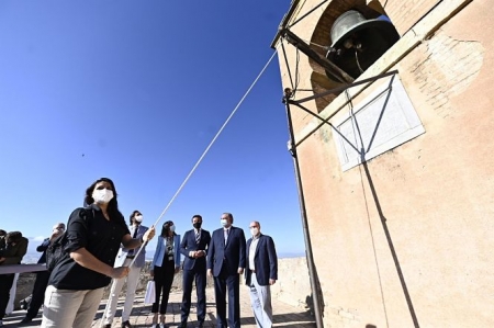 La primera visitante de la Alhambra toca la campana de la Torre de la Vela con motivo de su reapertura (JUNTA DE ANDALUCÍA) 
