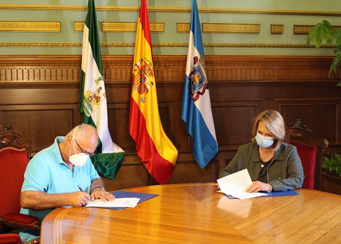 Imagen de la firma del convenio (AYTO. MOTRIL) 