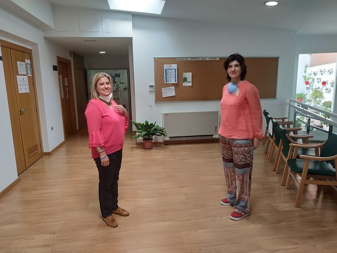 Nuria Gutiérrez (PSOE) Y Elisa Cabrerizo (PODEMOS) en el Centro de Mayores de La Chana (PSOE) 