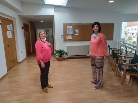 Nuria Gutiérrez (PSOE) Y Elisa Cabrerizo (PODEMOS) en el Centro de Mayores de La Chana (PSOE) 