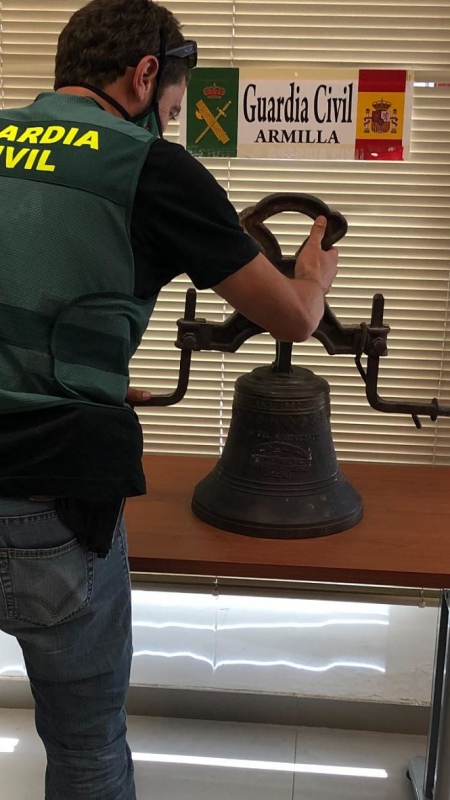 Un Guardia Civil con la campana recuperada (GUARDIA CIVIL) 
