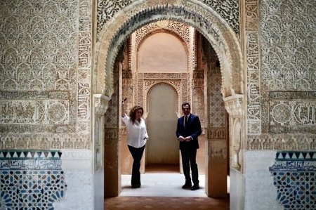 Estrella Morente junto al presidente de la Junta, Juanma Moreno, en la Alhambra (JUNTA DE ANDALUCÍA)