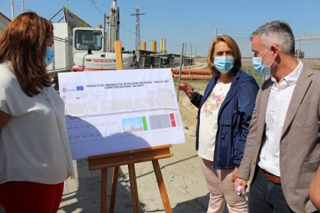 La alcaldesa de Motril, Luisa García CHamorro ha visitado las obras del Poligono Industrial (AYTO. MOTRIL)