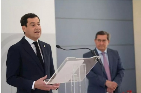 El presidente de la Junta de Andalucía, Juanma Moreno, en presencia del presidente de la Diputación de Granada, José Entrena (JUNTA)