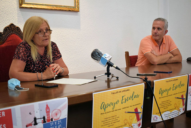 La concejala de Juventud, Mari Carmen Calderay y el técnico de Juventud, Jorge Remacho en rueda de prensa (AYTO. ALBOLOTE)