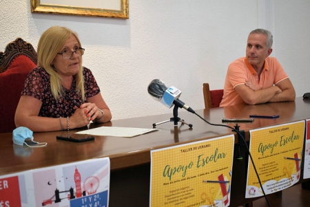 La concejala de Juventud, Mari Carmen Calderay y el técnico de Juventud, Jorge Remacho en rueda de prensa (AYTO. ALBOLOTE)