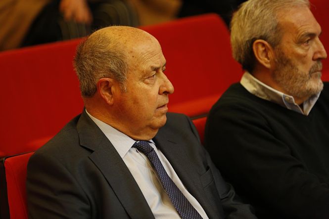 José Torres Hurtado, en el banquillo por el caso Serrallo, junto a Manuel Lorente, otro de los acusados, en el inicio del macrojuicio, el pasado febrero (EUROPA PRESS-ÁLEX CÁMARA) 