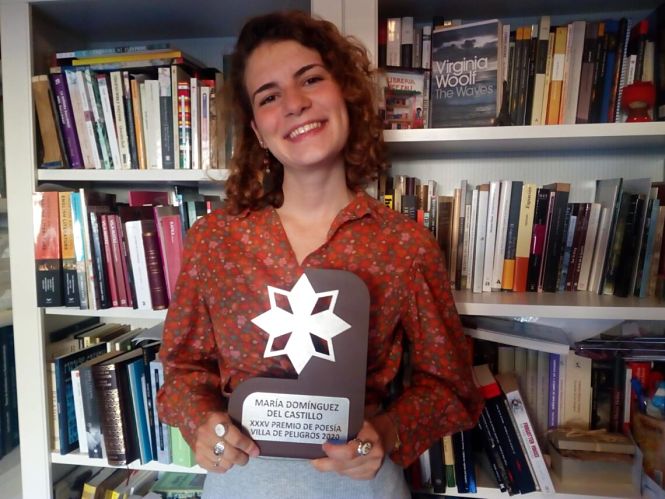 María Domínguez del Castillo posa con su premio (AYUNTAMIENTO DE PELIGROS)