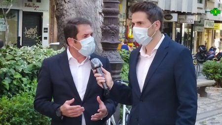 Gerardo Cuerva junto a Fernando Díaz de la Guarida recorriendo el centro de Granada (CÁMARA GRANADA)