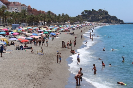 Bañistas en la Playa de Almuñécar (AYTO. ALMUÑÉCAR)