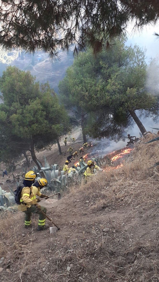 Bomberos del Infoca en el incendio de Sacromonte (INFOCA)