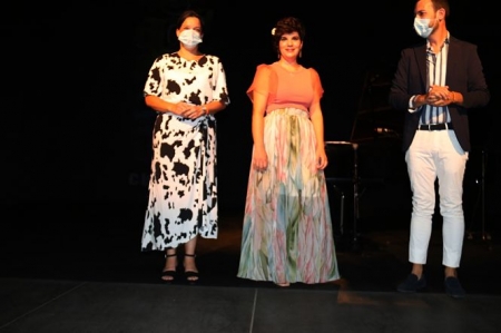 La pianista recibe el aplauso tras la finalización del concierto (AYTO. ALMUÑECAR) 