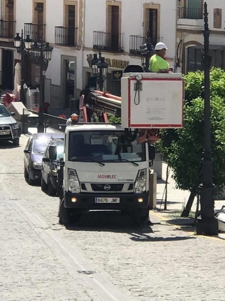 Un operario cambia una farola (AYTO. MONTEFRÍO) 