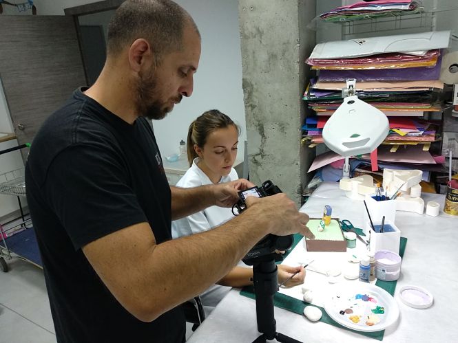 Imagen de la relización de las piezas del Belén (AYTO. HUÉTOR TÁJAR)