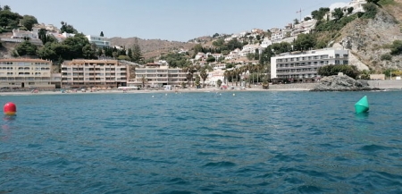 Boyas en una playa de la Costa Tropical (MDAD. COSTA TROPICAL)