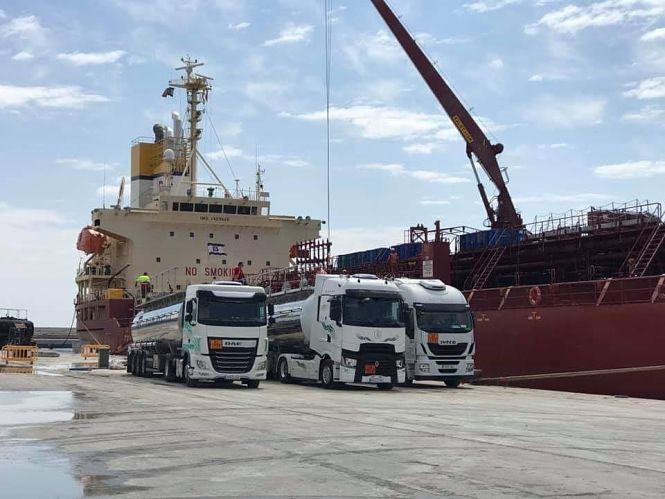 Descarga de uno de los barcos de alcohol llegados al puerto de Motril (Granada) (PUERTO DE MOTRIL)