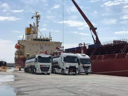 Descarga de uno de los barcos de alcohol llegados al puerto de Motril (Granada) (PUERTO DE MOTRIL)