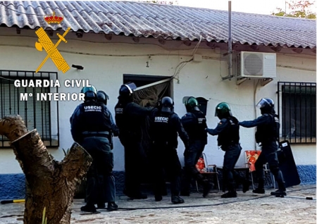 Efectivos de la Guardia Civil entran en la casa (GUARDIA CIVL)