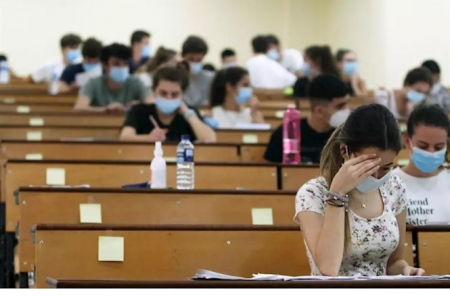 Estudiantes se examinan de la Selectividad (ALEX ZEA - EUROPA PRESS)