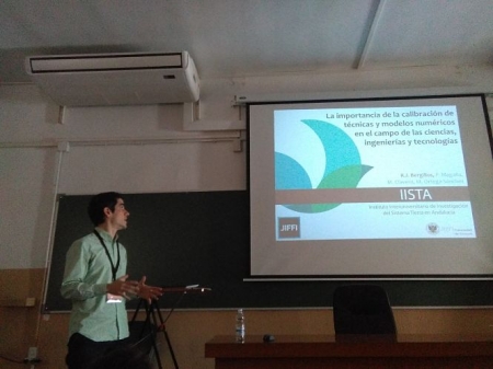 Rafael Bergillos en una presentación (UGR) 