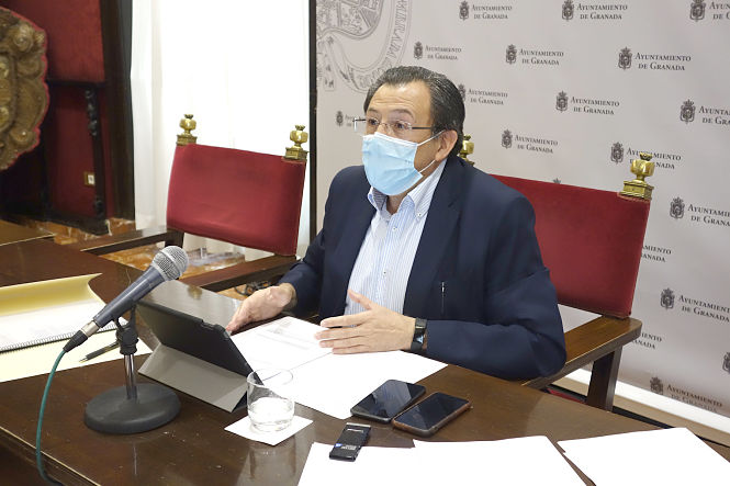 El Concejal de Educación, Carlos Ruiz Cosano en rueda de prensa (JAVIER ALGARRA / AYUNTAMIENTO) 