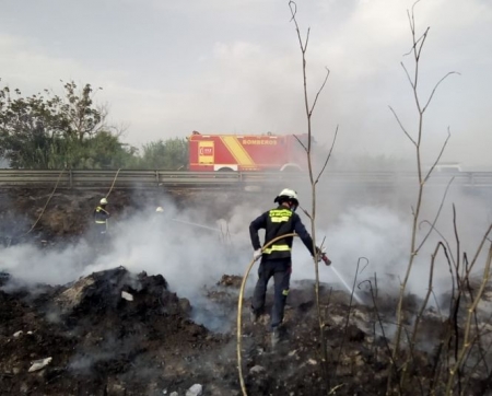 Los bomberos combaten el fuego en un cañaveral de Torrenueva Costa (AYUNTAMIENTO DE ALMUÑÉCAR) 