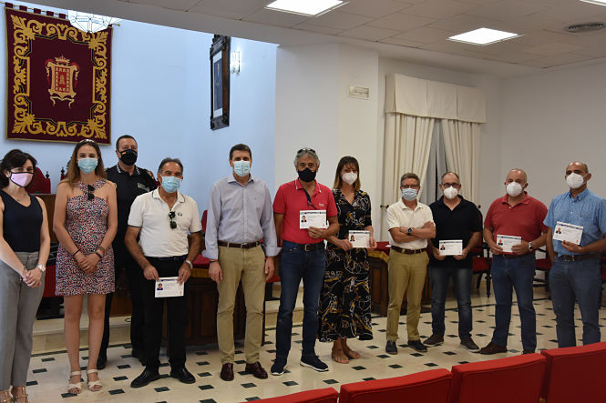 Nuevos taxistas con su visado (AYTO. BAZA)