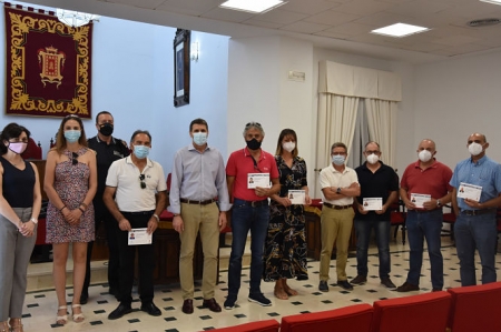 Nuevos taxistas con su visado (AYTO. BAZA)