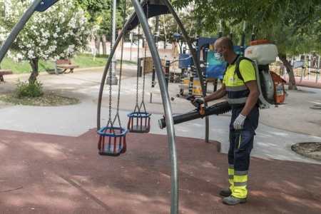Un operario desinfecta un parque infantil (AYTO. BAZA)