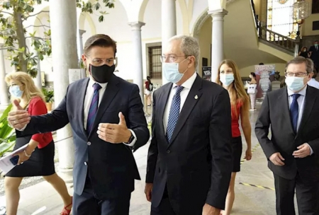 El alcalde de Granada, Luis Salvador, y el consejero de Economía, Conocimiento, Empresas y Universidad, Rogelio Velasco, en el Ayuntamiento de Granada (AYUNTAMIENTO DE GRANADA) El alcalde de Granada, Luis Salvador, y el consejero de Economía, Conocimiento, Empresas y Universidad, Rogelio Velasco, en el Ayuntamiento de Granada (AYUNTAMIENTO DE GRANADA)