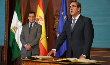 Leandro Cabrera toma posesión del cargo ante la mirada de Juanma Moreno (ICAGR) Leandro Cabrera toma posesión del cargo ante la mirada de Juanma Moreno (ICAGR)