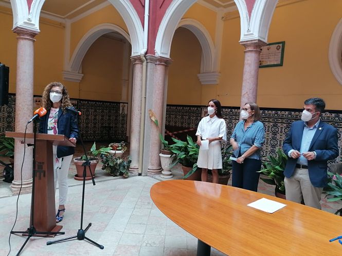 La Delegada de igualdad, Ana Berrocal se dirige a los asistentes de la Residencia `Sierra de Loja` (JUNTA)